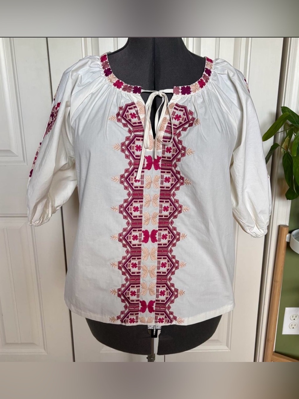 NWT Solitaire Women’s White Peasant Top with Pink Embroidery